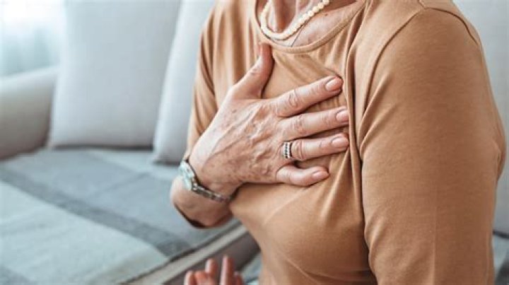 What are symptoms of COVID-19 affecting the lungs