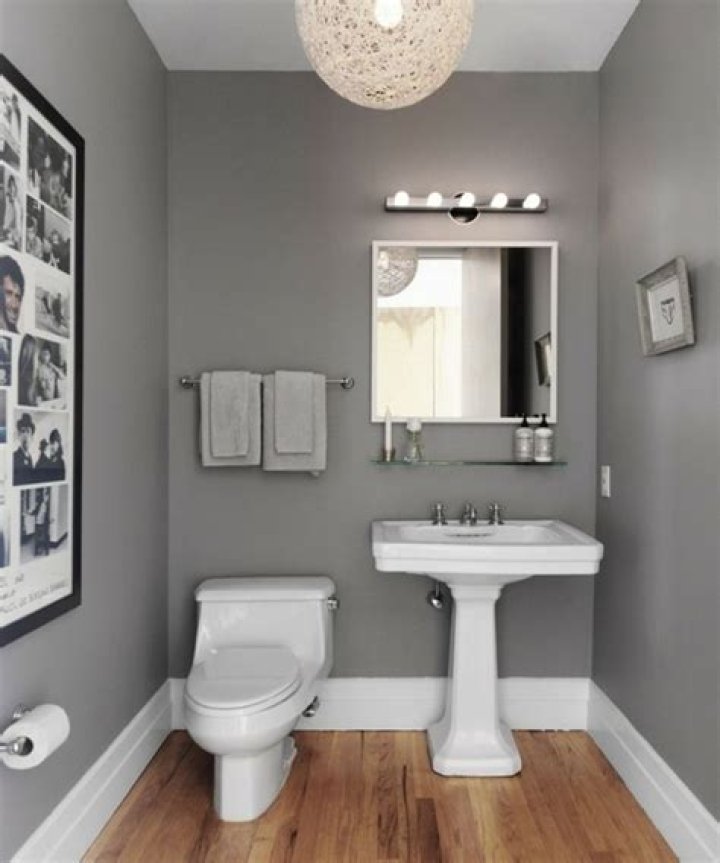 What colors go with gray bathroom walls