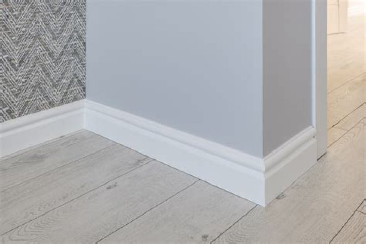 What Colour should skirting boards be painted