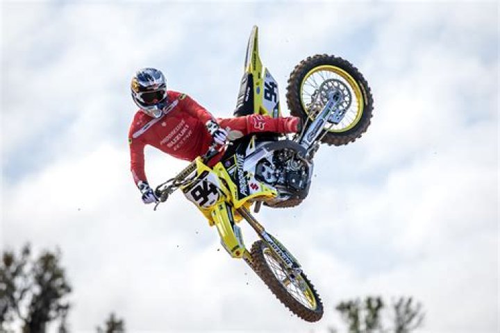 What dirt bike does Ken Roczen