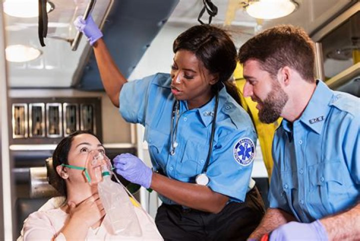 What does a emergency room technician do