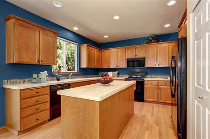 What flooring goes with golden oak cabinets