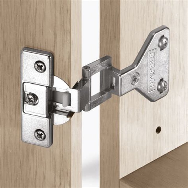 What is a compact hinge