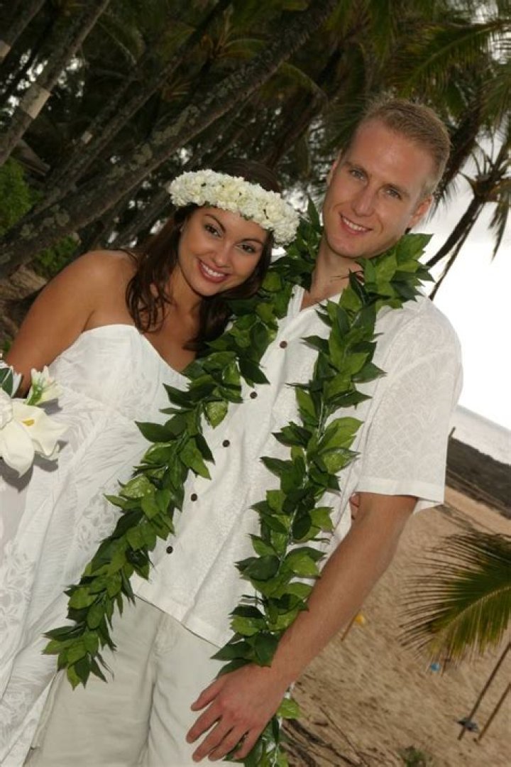 What is a traditional Hawaiian wedding