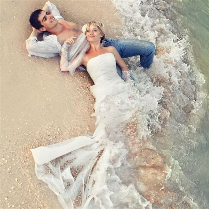 What is appropriate to wear to a beach wedding