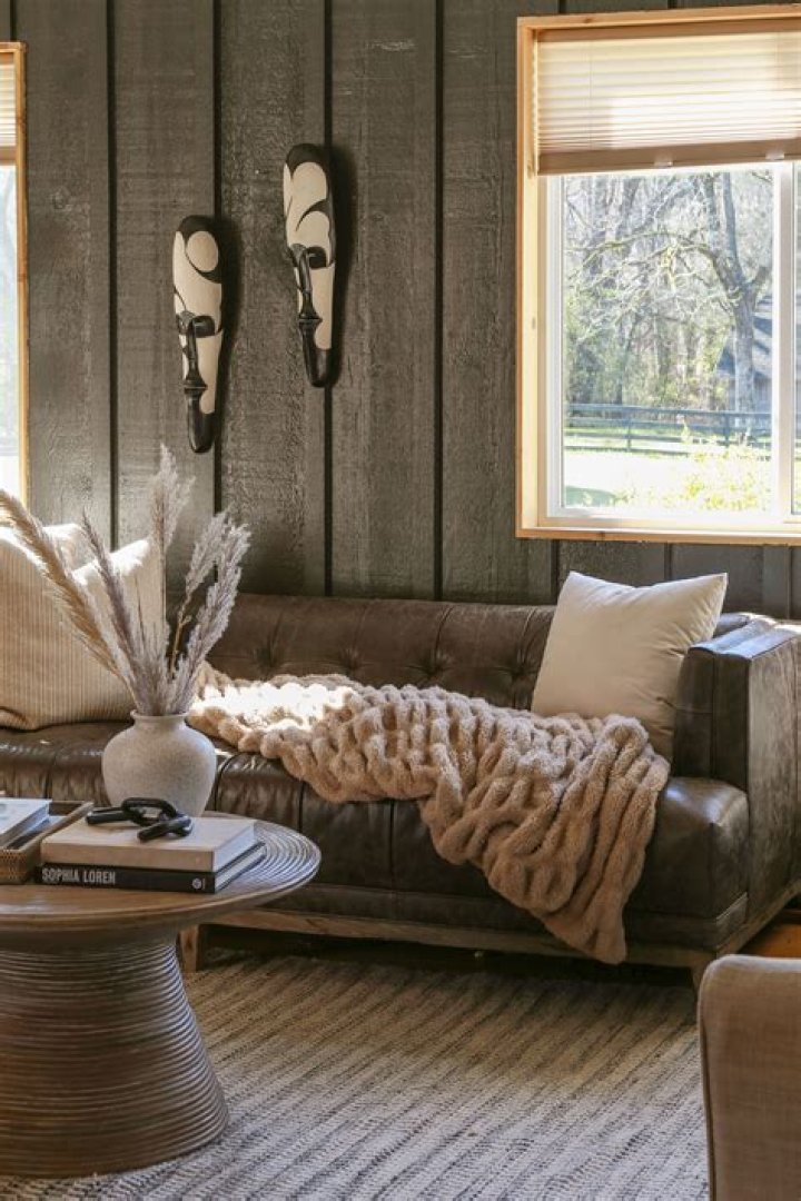 What is the best wall color for a living room