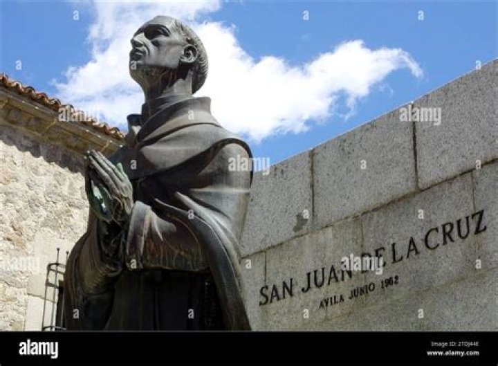 What message is written in Ernesto de la Cruz statue