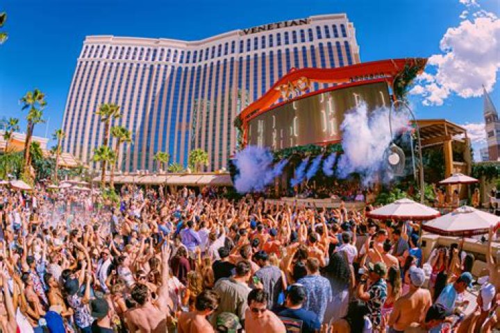 What month do pool parties end in Vegas