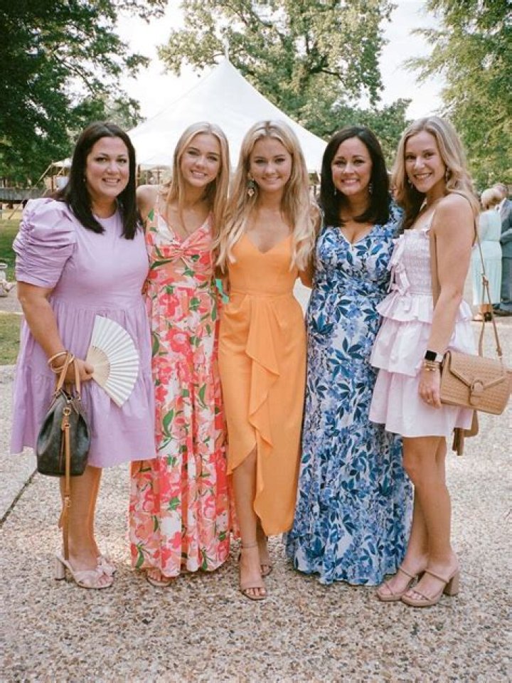 What should I wear to my sisters wedding