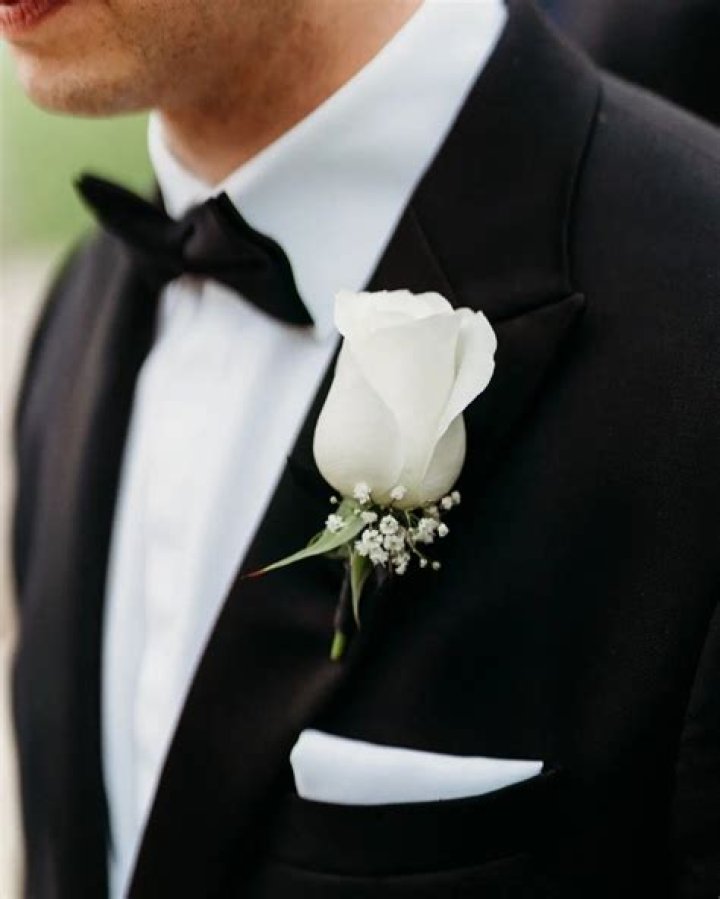 Whats the difference between a buttonhole and a corsage