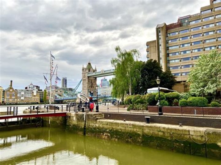 When did London docks close