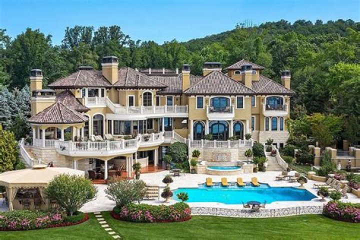 Where are the biggest houses in New York