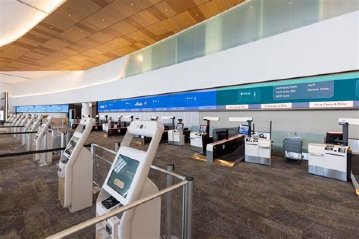 Which airlines are in terminal 1 SFO