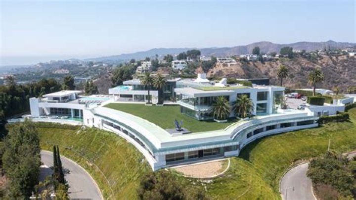 Who has the largest home in the world