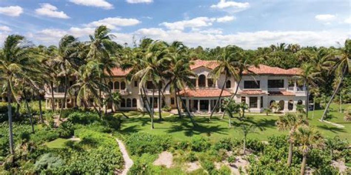 Who lives in the largest house in the US