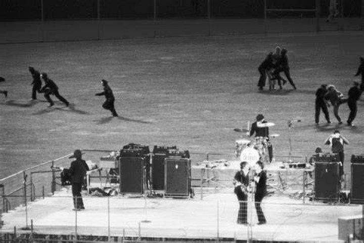 Why did the Beatles stop touring in 1966