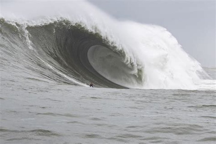 Why do Mavericks have such big waves when nearby coves do not